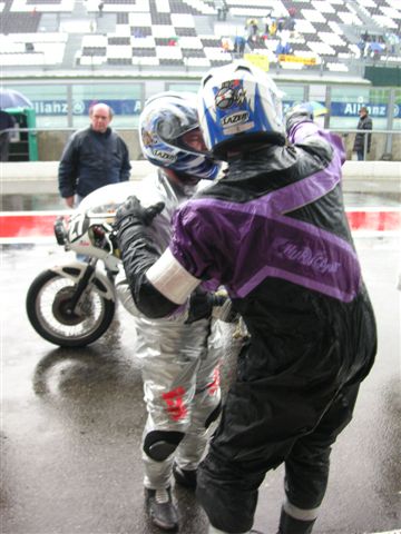 -Zondagnamiddag - de wissel - vlug wat info doorspelen aan geert.