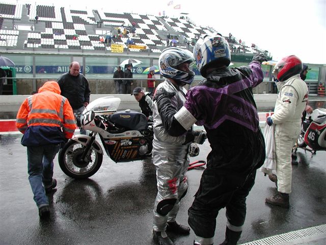 -Daar vlak voor de start finish is het al olie