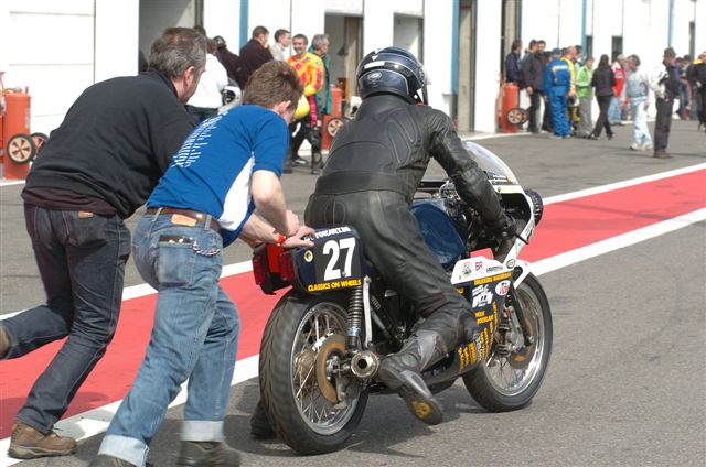 -Vrijdagnamiddag vrije training - aanduwen van Jan