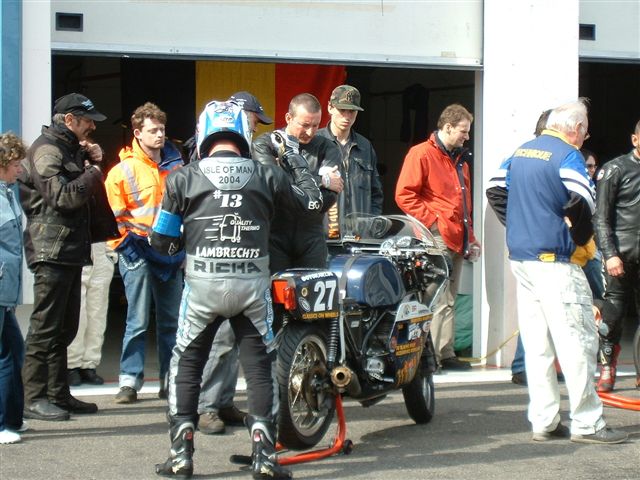  -Vrijdagnamiddag - Geert is niet kontent over de voetsteunen