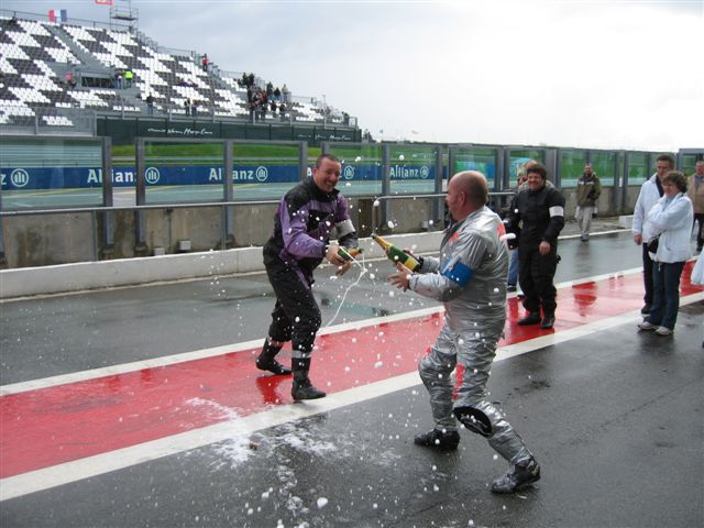 Zondagnamiddag - De flessen knallen op Magny Cours